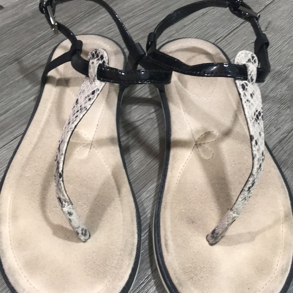 Clarks Black Patent Leather & Snakeskin Embossed Thong Style Sandals size 9 - Picture 2 of 8